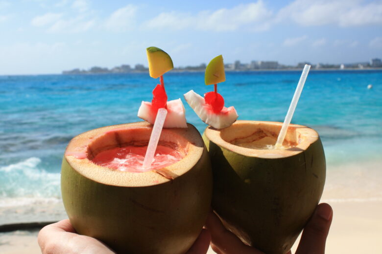 descubre de las refrescantes bebidas de san andres donde la piña colada y la bebida de fresa son un clasico caribeño