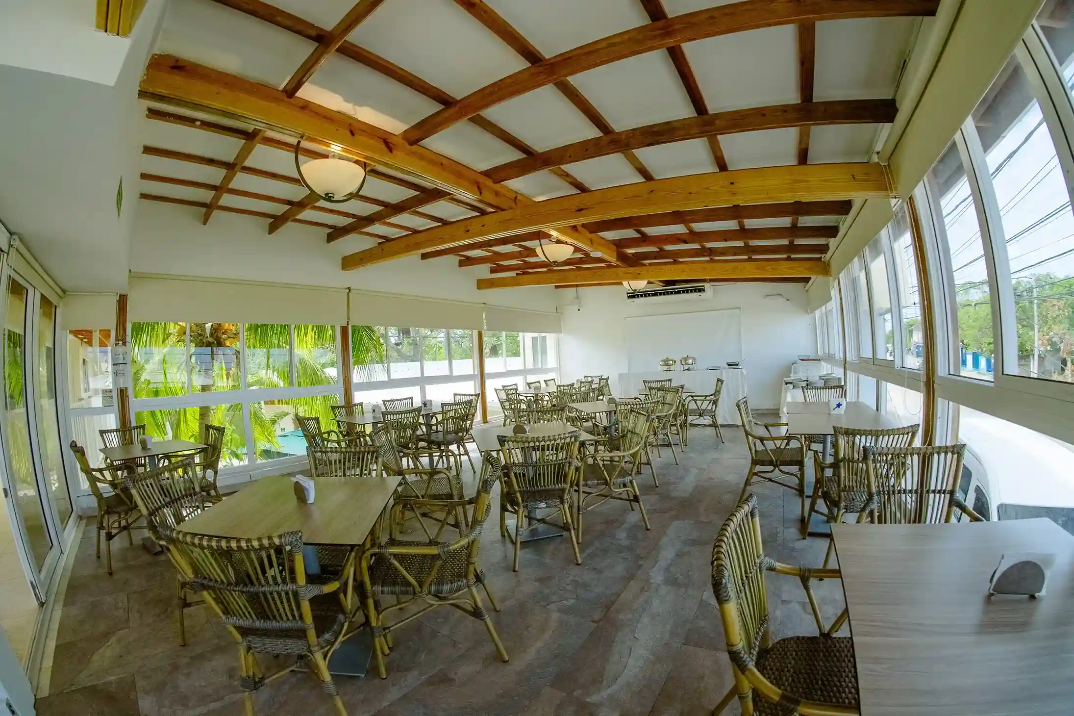 En el restaurante tipo bufet vas a deleitar sus sabores caribeños que ofrece el hotel en san andres