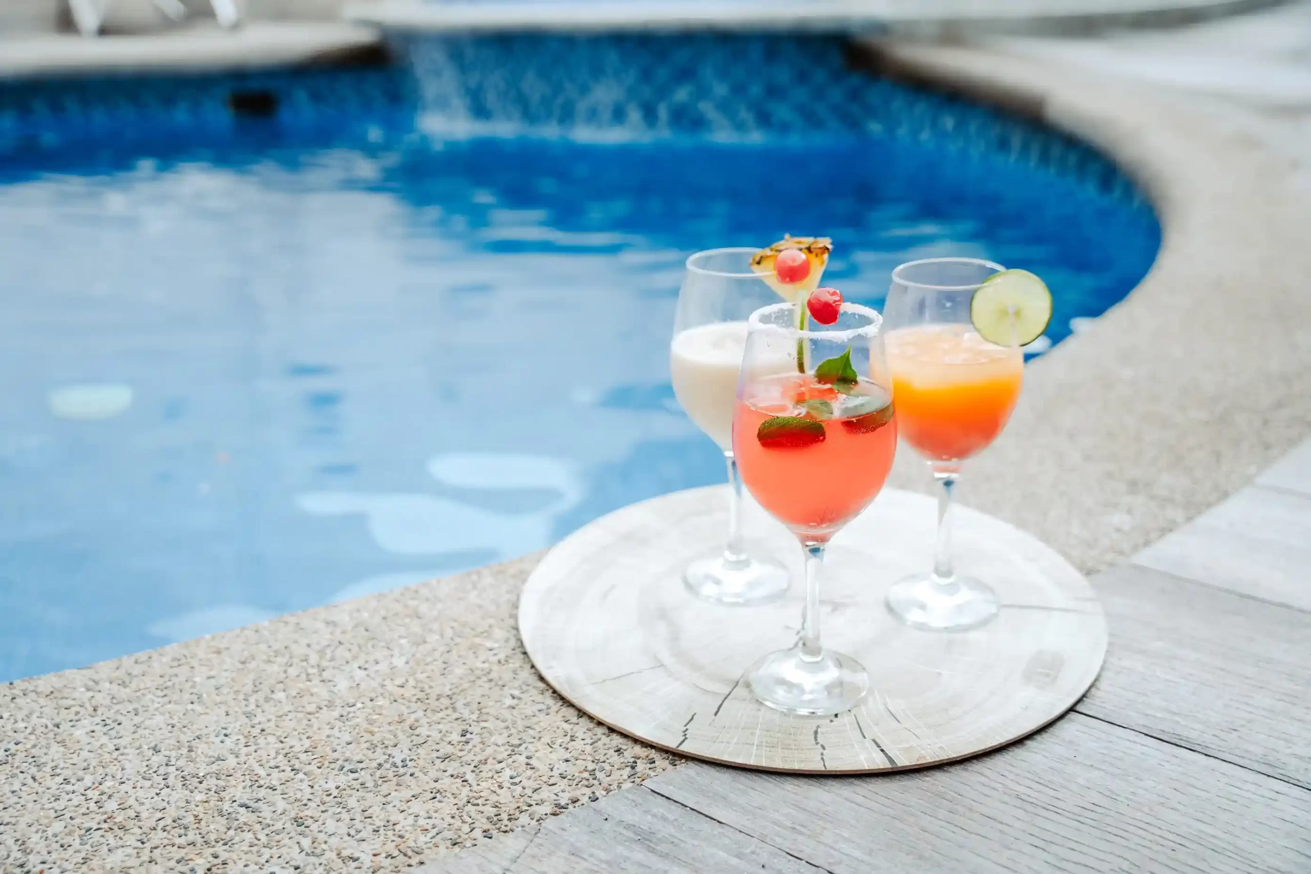 refrescante bebida para disfrutar en la piscina