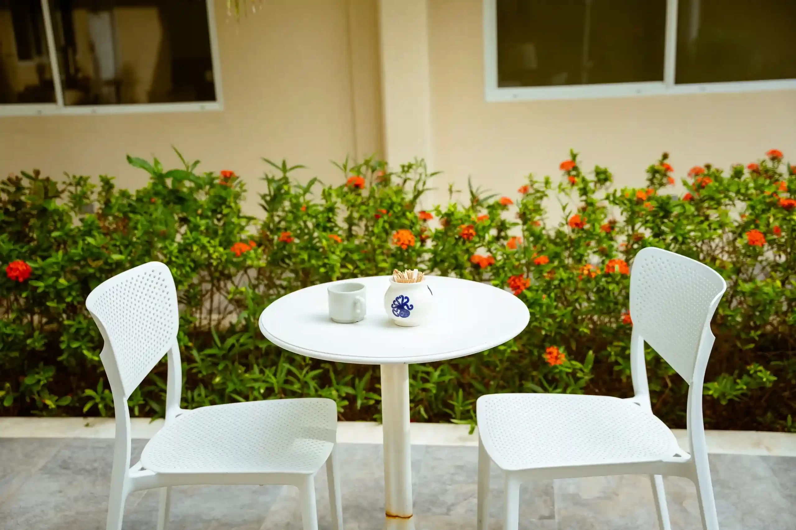 instalaciones al aire libre del hotel isla bonita donde vas a poder disfrutar del desayuno