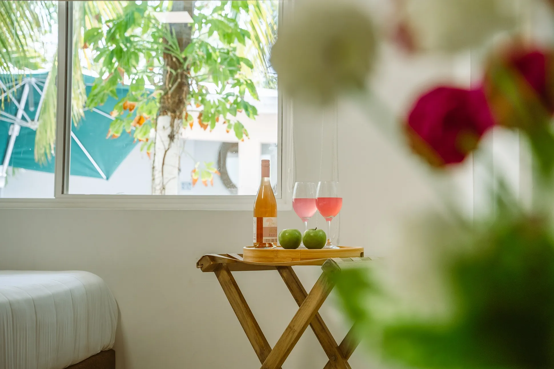 disfruta de una estancia en la habitacion superior individual donde encontraras una mesa con una botella de champaña y una seccion de fruta fresca para que puedas degustar