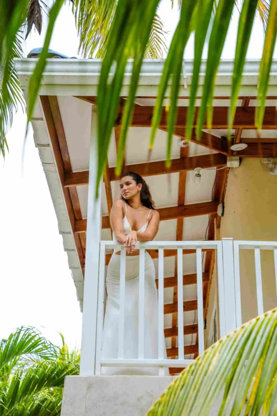 huesped relajandose en el balcon de la habitacion donde puede disfrutar de las hermosas vistas