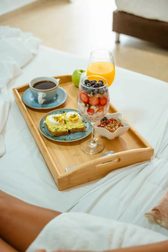 deleitate con delicioso desayuno en la comodida de la habitacion en un ambiente relajado que te ofrece el hotel en san andres