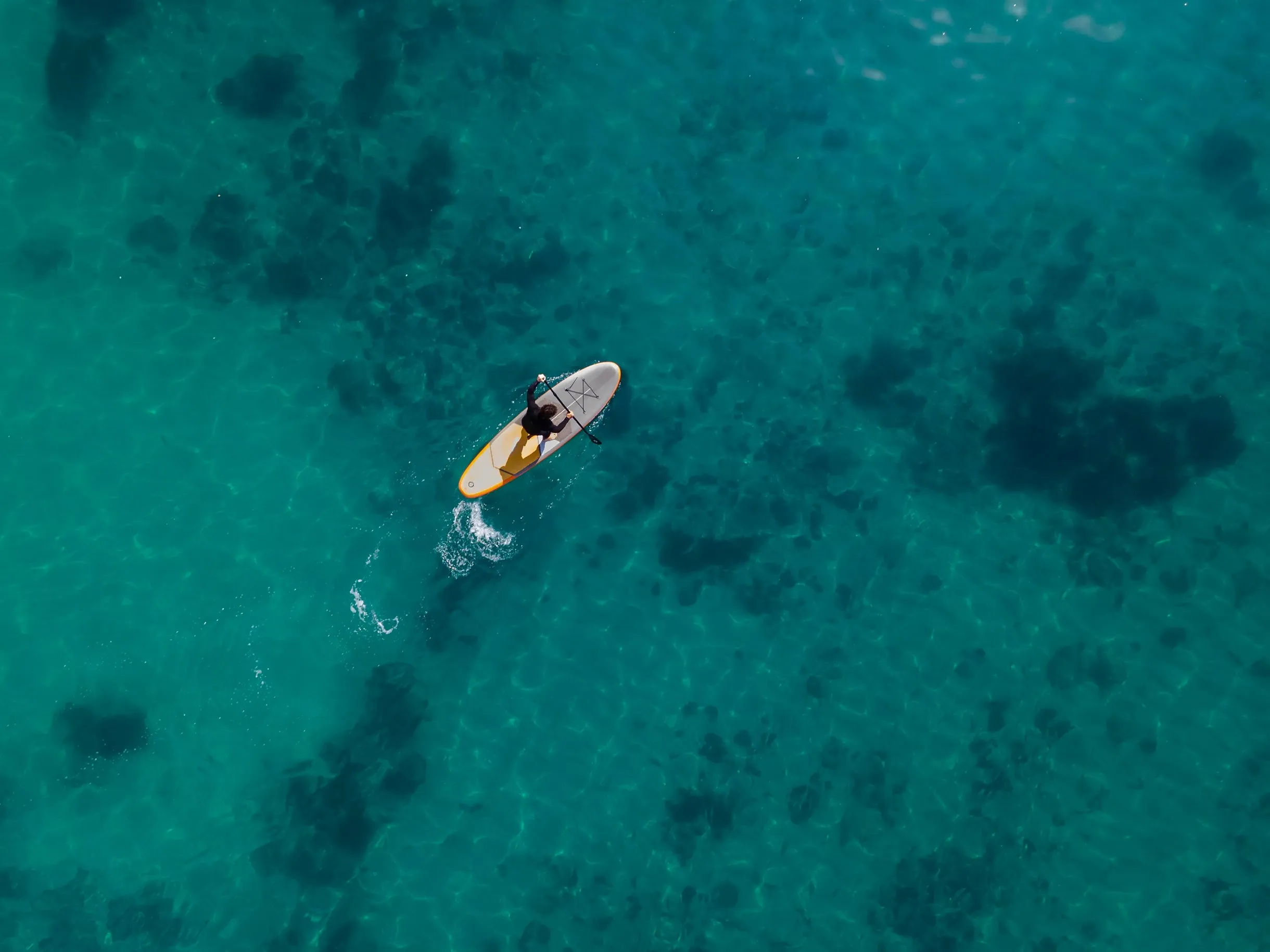 disfruta y descubre la belleza de las aguas cristalinas de san andres con paddleboard unas de las actividades acuaticas