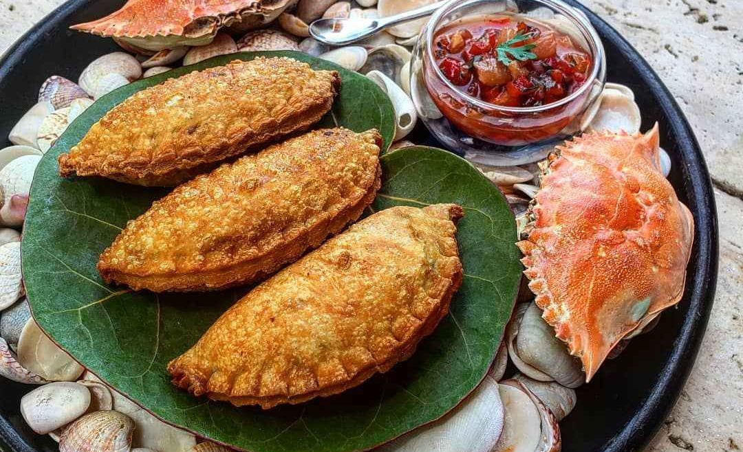 las empanadas de cangrejo son un delicioso platillo culinario que debes de probar en san andres