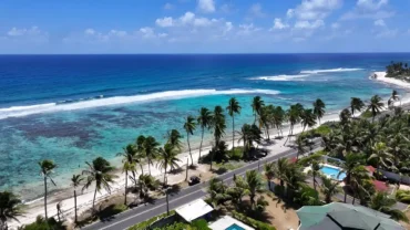 Playa San Luis, con sus palmeras, arena blanca y mar cristalino, es el lugar perfecto para relajarte y desconectar del mundo.