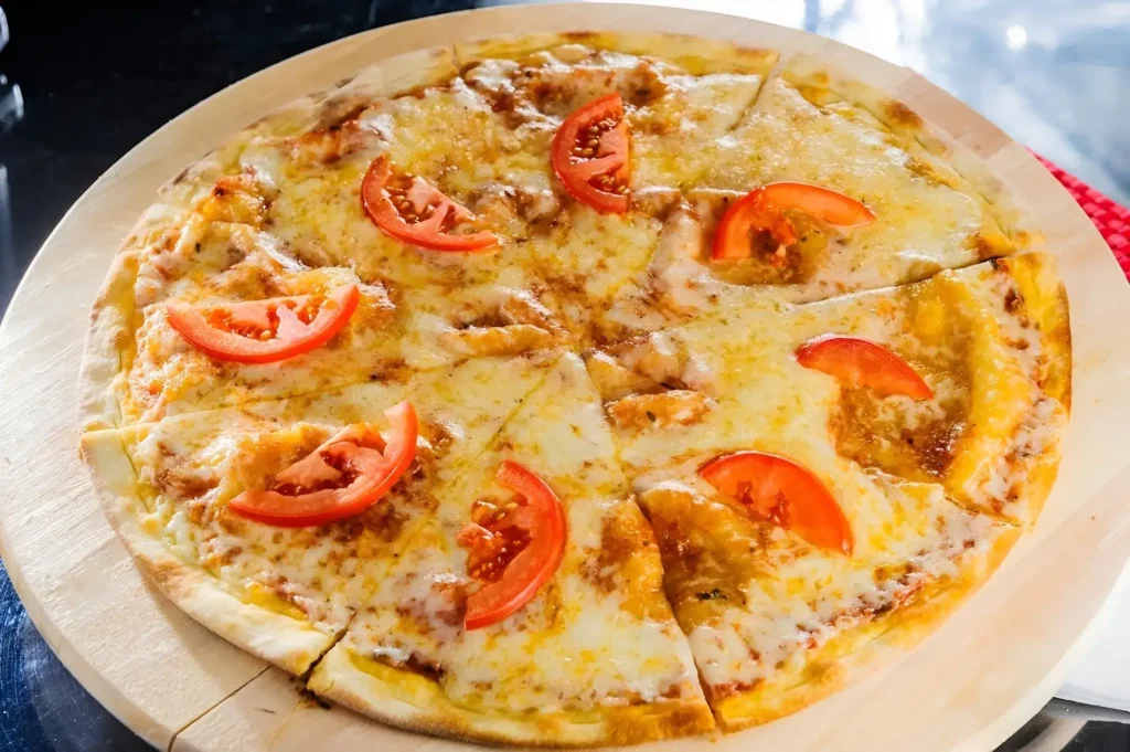 pizza de queso y tomate en una base