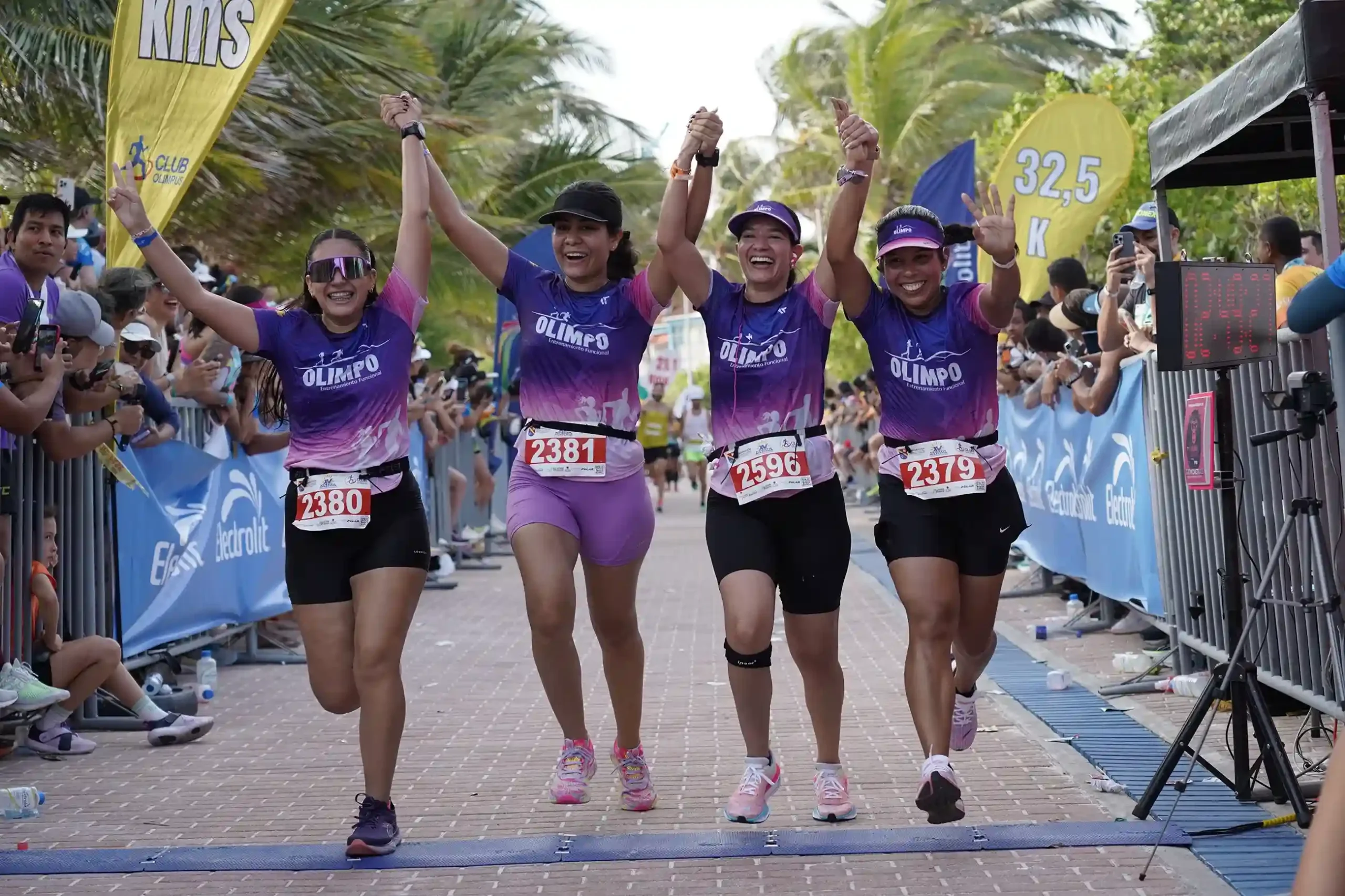 disfruta de un gran desafío en la vuelta a la isla san andres, donde vas a poder ver a muchos corredores, llegando a la meta.