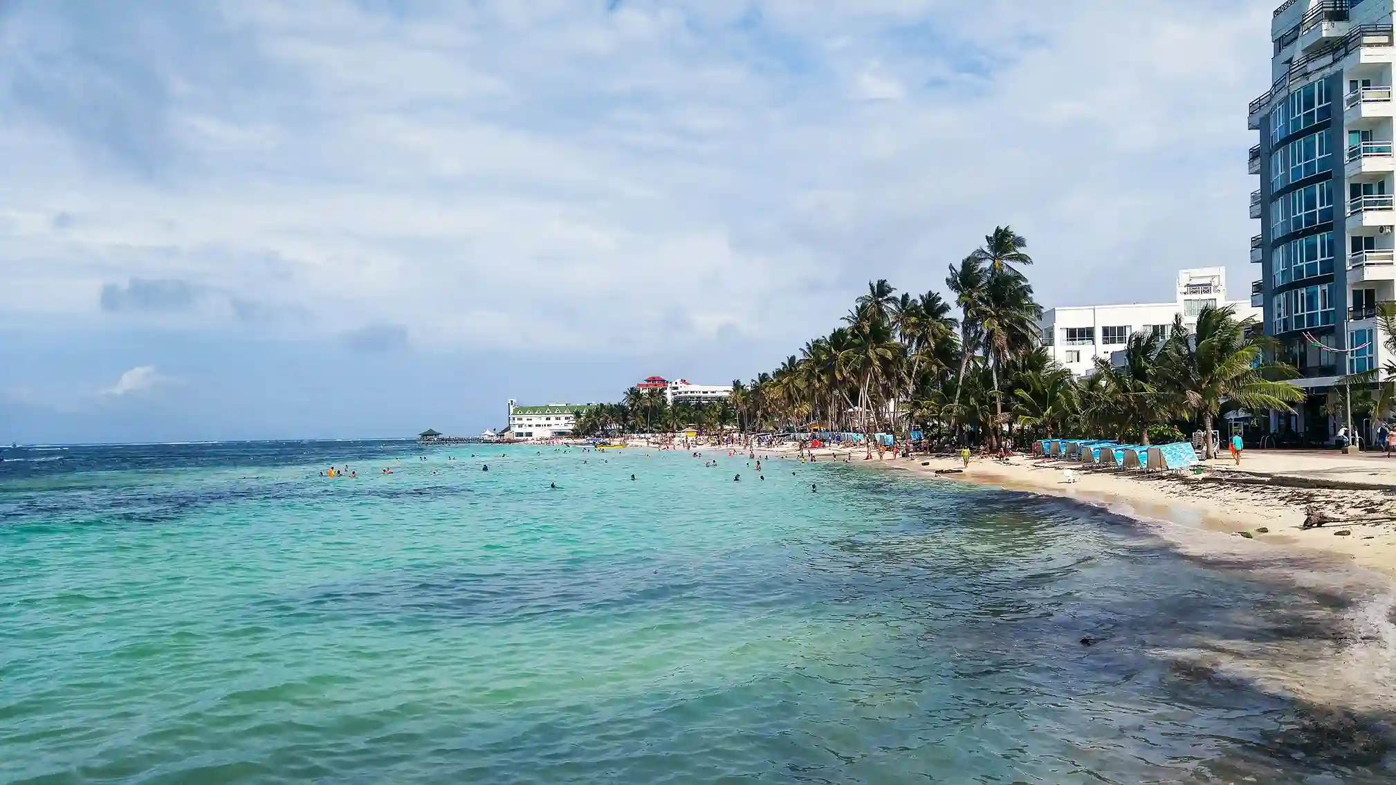 disfruta de unas agradables vacaciones en san andres, donde vas a poder explorar y relajarte mientras disfrutas del mar.